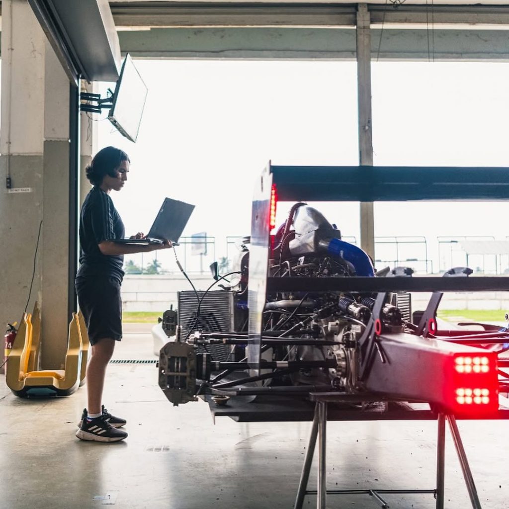 Indian F4. What a week! 🏎️💨Joining the @officialmpmotorsport crew as an engineer in the @india